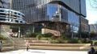 ゴジラ像が印象に残る広場