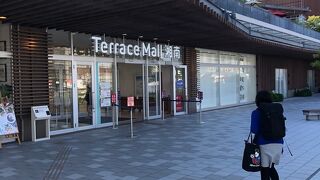 ハワイアンテイストなお店も