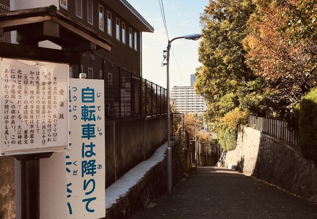 隣接して神社