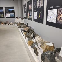 岩石、鉱物の展示。