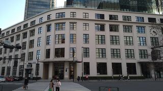 ３８階建てのＪＰタワー１階にあります