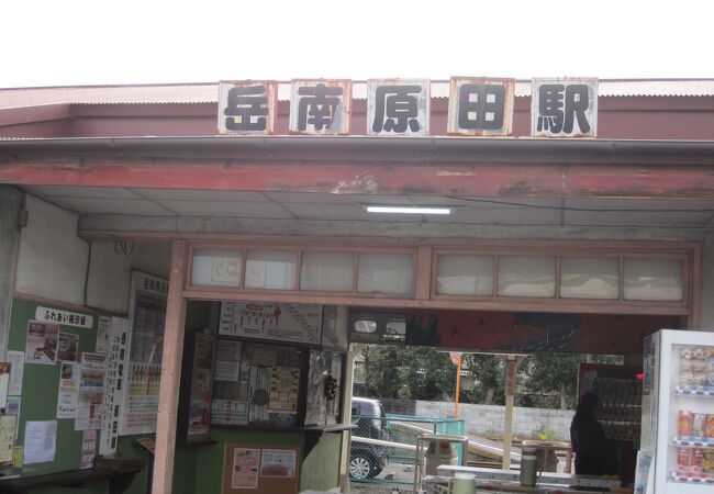 昼時で駅横の駅そば.、めん太郎を食べている人多し