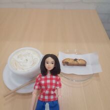 ウィンナコーヒー。お茶菓子はビスコッティ