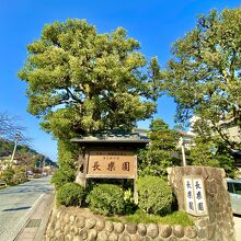 看板が快晴の空にベストマッチ