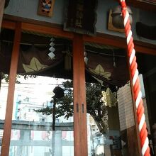 「秋葉」らしくガラス戸や垂れ幕などにモミジっぽい紋入り