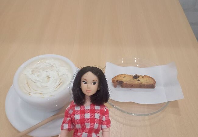 注文を受けてからコーヒー豆をひく。イートインのランチやドリンクもおいしいです