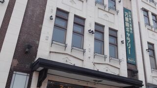 周辺がにぎやかだっただけに、このビルの静けさが気になりました。