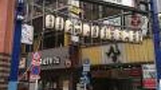 飲食店を中心に約１００店が並んでいます