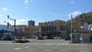 小樽駅からまっすぐ、倉庫と運河へ。