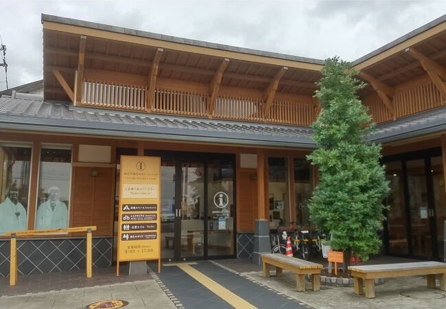 闘鶏神社隣の観光案内所　休憩スポットあり