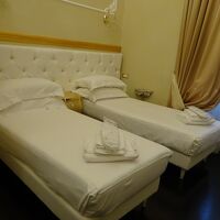 部屋も広く高い天井でベッドも快適