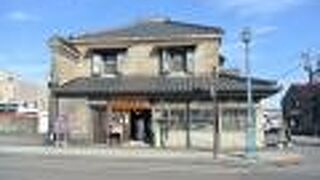 堺町通りに建っています。