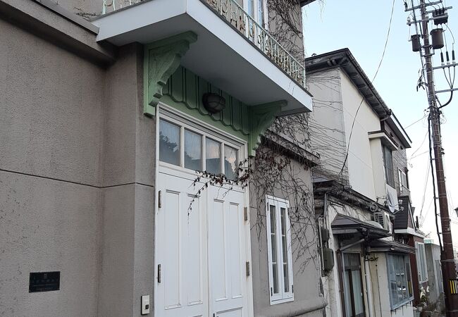 隣りのショップ前に、レイモンさんの像があります。