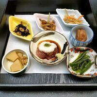 朝食のセンターにはまぐろのやまかけ