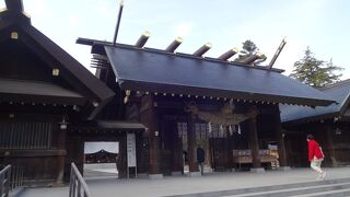 広い境内は、よく管理されています。