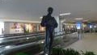 二階の連絡施設の歩く歩道のそばに、空港アートがありました！