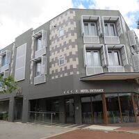 昼に見たアッティカ・ホテル外観。