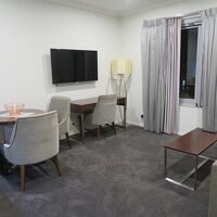 落ち着いた色調でまとめられたリビング部分。広さもあり。