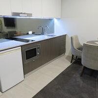 リビング部分の一画のキッチン＋ダイニング・スペース