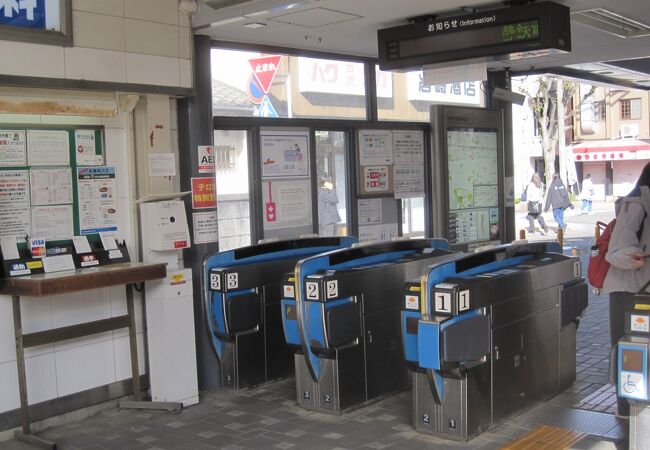 静鉄・草薙駅。JR草薙駅と直結していませんが、道1本超えて乗り換えできます