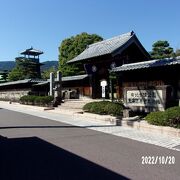 旧東海道第16番目の由比宿の中にあります。