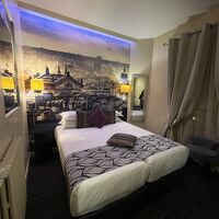 部屋はコンパクト