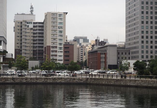 運河沿いの緑地帯