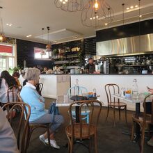 飾り気の無い気さくな雰囲気で地元の人がたくさん