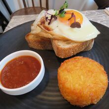 同行者の一人が頼んた目玉焼き付きトースト