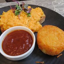 もう一人の同行者が頼んだスクランブルエッグ付きトースト