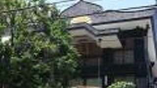 住宅地に囲まれたところにあるお寺