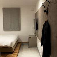 洋室ダブルの土間。独房的な色ですが、小上がり部分の木がいい感