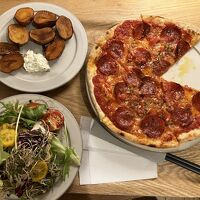 ピッツァディアボラ、グリーンサラダ、インカのめざめのフライ