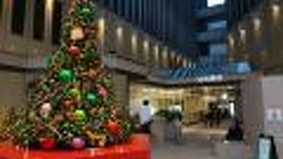 小ぢんまりと小さなツリーが