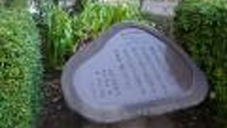 足を止める人もなくひっそりと