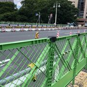 片側２車線の広い道路。