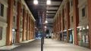 横浜生糸検査所の建物を一部再利用した、レンガ造りの美しいモール