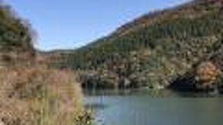 峡谷の山々は、色とりどりなグラデーション