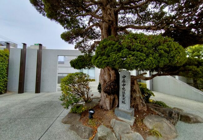 「狐の足あと」の前、中原中也生誕の地にありました