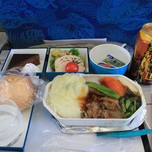 機内食は十分おいしいしビールも飲める