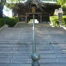 赤塚城の跡ですので、高台にあります。階段が長く、かつ急です。