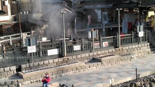 あら湯の壺の中で最後に流れる