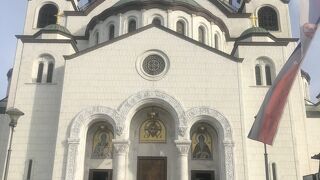 白い大きな教会