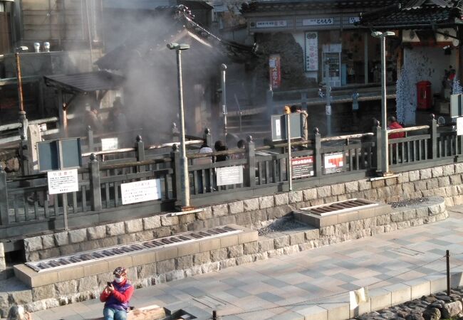 あら湯の壺の中で最後に流れる