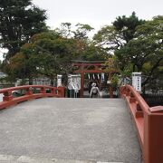 鶴岡八幡宮の境内にあり