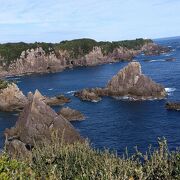 素晴らしく厳しい海と岩