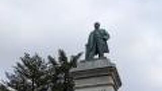 大きくて立派な銅像