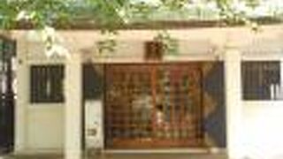 階段と石碑が多い