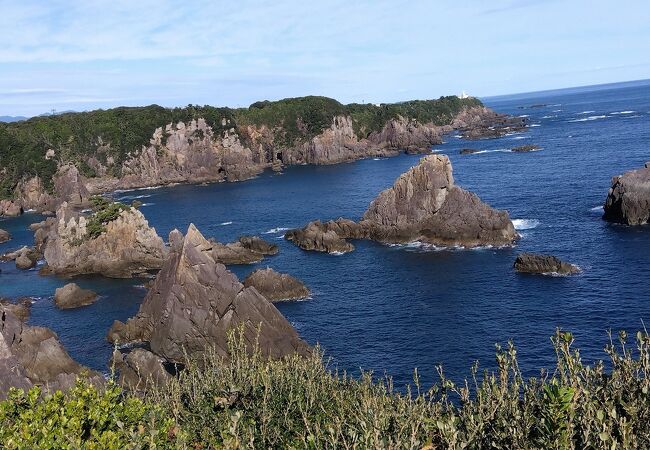 素晴らしく厳しい海と岩