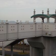 四郎ケ浜に渡るオシャレな陸橋